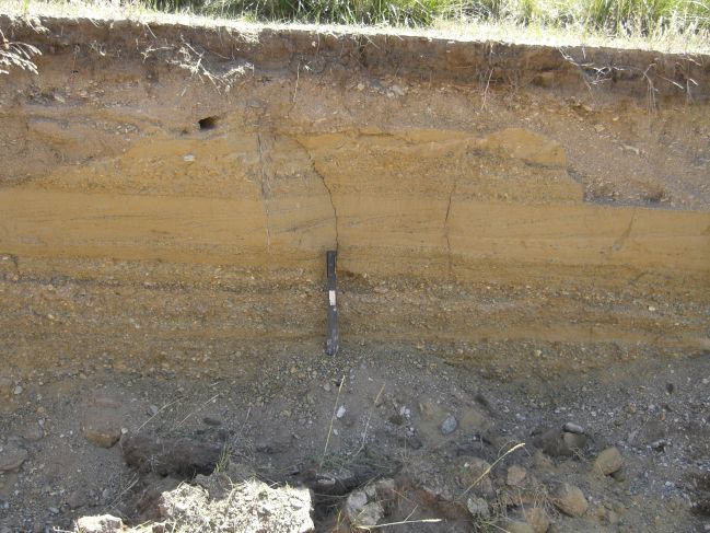  2006:09:11 00:51:19   NE BeachRdg1 - E side of gully- crossbedded sand overlying large-scale low-angle crossbedded gravels.jpg